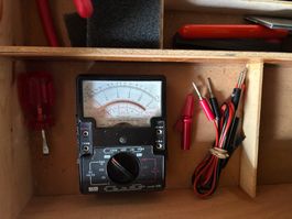 Analog-Multimeter / Vielfachmessgerät mit Prüfspitzen