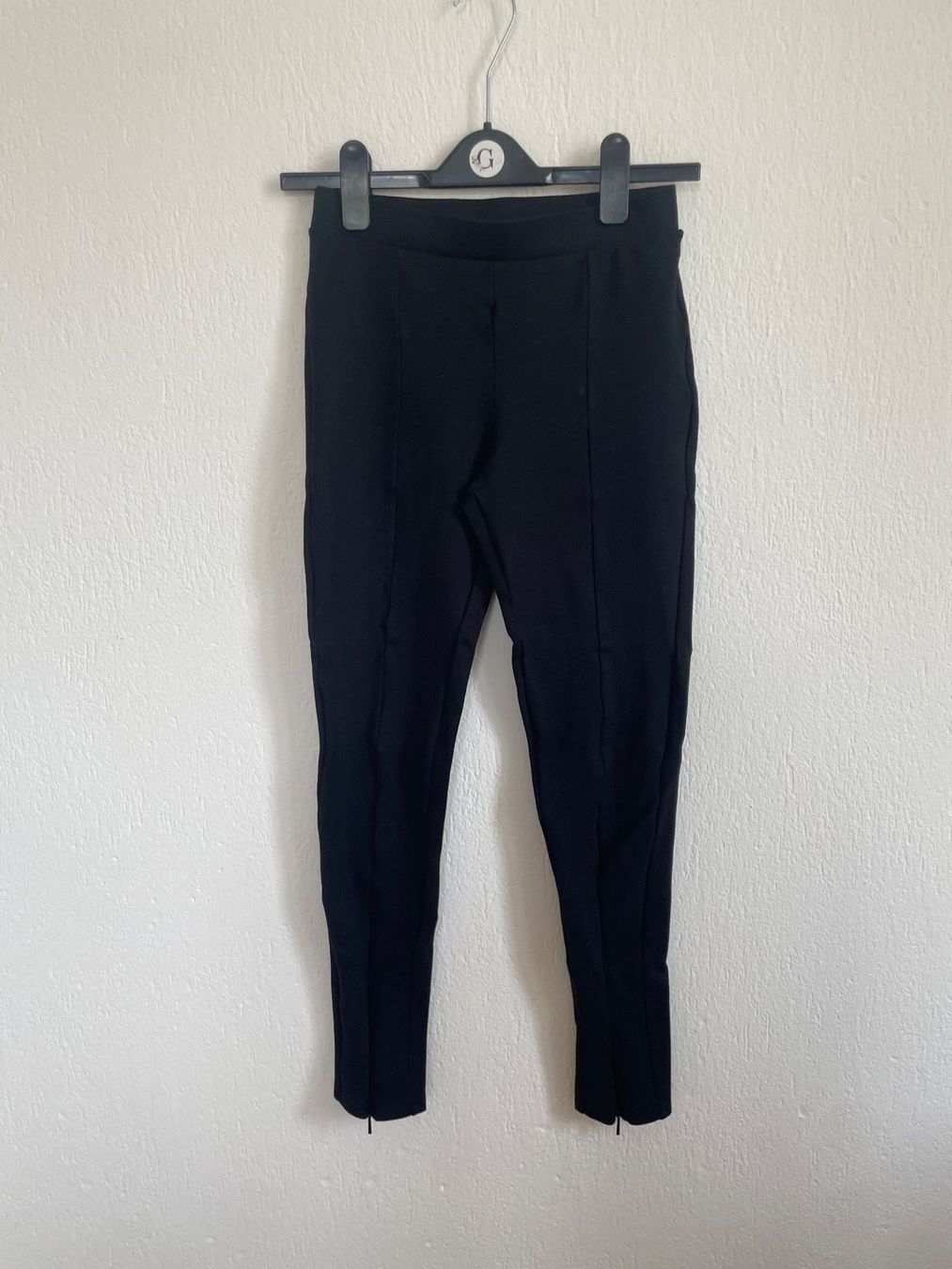 Mango Leggings: Mango Leggings mit Reissverschluss – Usato da St Gallen venduto da Giidi