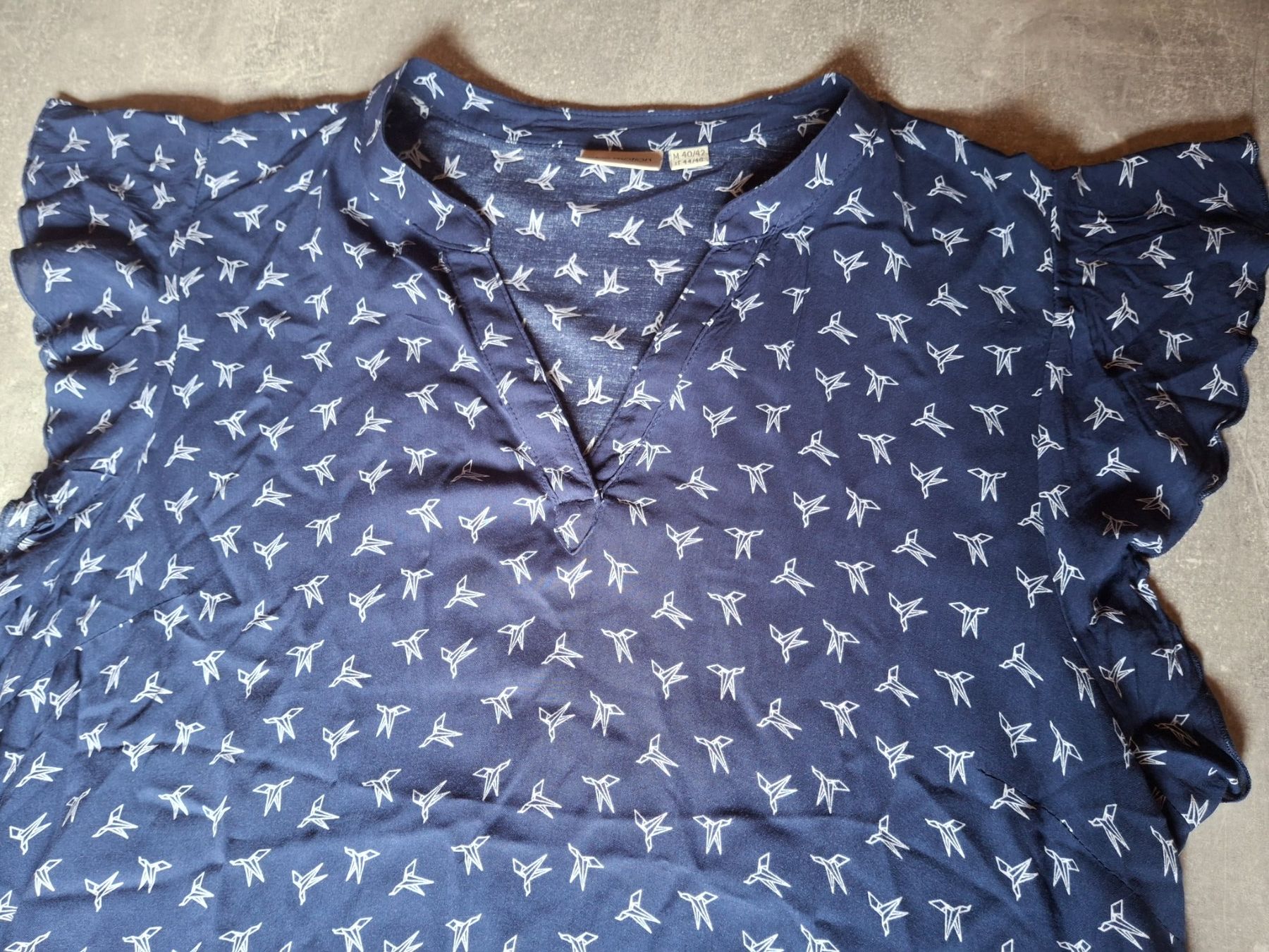 Top: Haut taille 40/42 marque Blue Motion col en V – Usato da Villiers venduto da san_jn5w