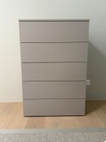 Johann Jakob Kommode – Taupe – 5 Schubladen – neuwertig