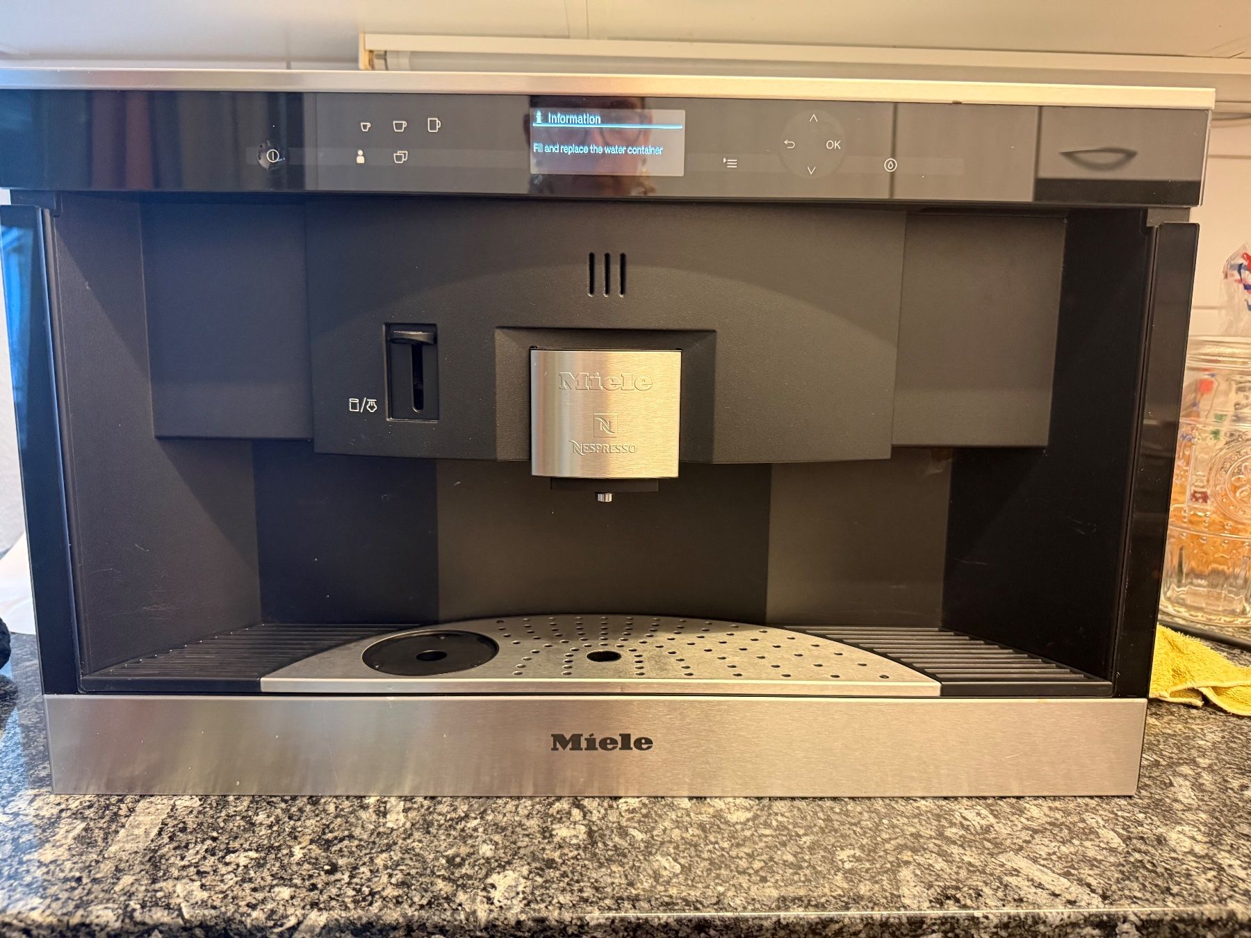 Miele Kaffeemaschinen & Espressomaschinen: Miele Nespresso Einbaukaffemaschine – Gebraucht aus Zug von dan_l757