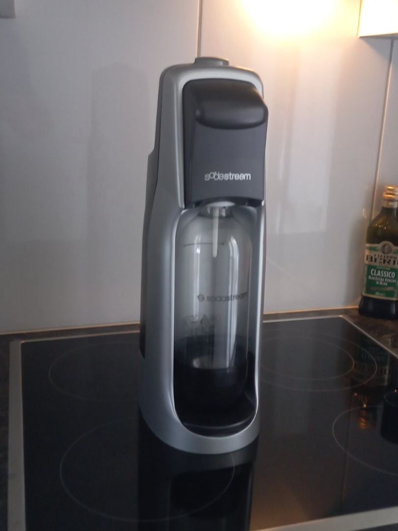 Sodastream Küchengeräte: Sodastream Jet mit einer Fläsche. Super Zustand. – Gebraucht aus Binningen von Douglas.Q