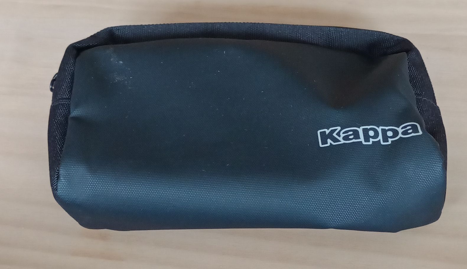 Kappa Borse: Schwarze Kappa Kulturtasche – Usato da Marbach LU venduto da antanarivo