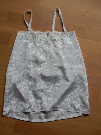 klassiches Top in weiss mit Spitzen und Rosendesign