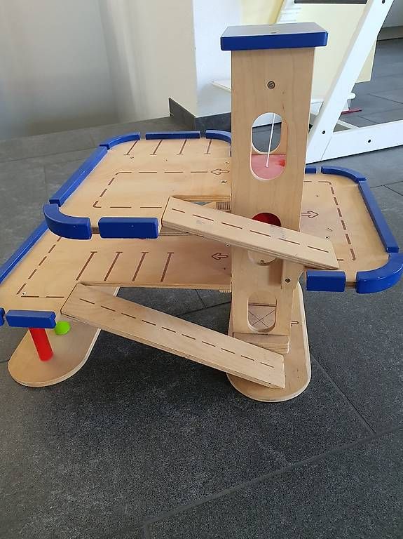 Spielzeuge: Autogarage aus Holz mit Lift – Gebraucht aus Waltenschwil von ginola_23 1