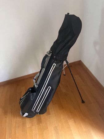 Sac de golf noir avec pieds bon état