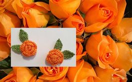 2 Stk. Mini Rosen + 4 Blätter gehäkelt 894