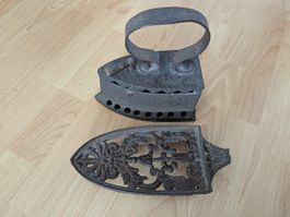 Antikes Bügeleisen mit Untersatz, ca. 1900, Rarität