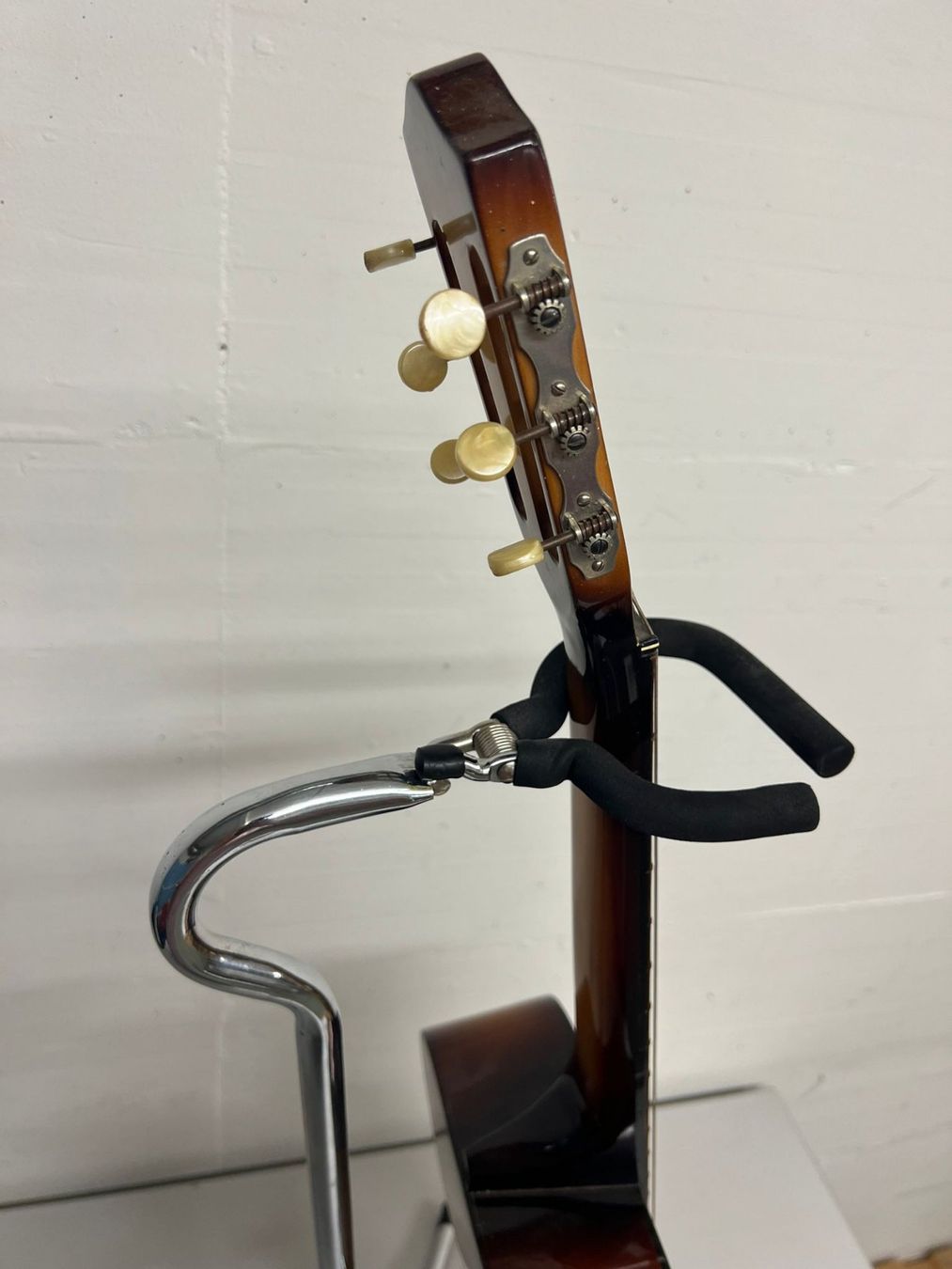 Strumenti musicali: Alte Gitarre mit Tasche – Usato da Bern venduto da latrouvaillebern 4