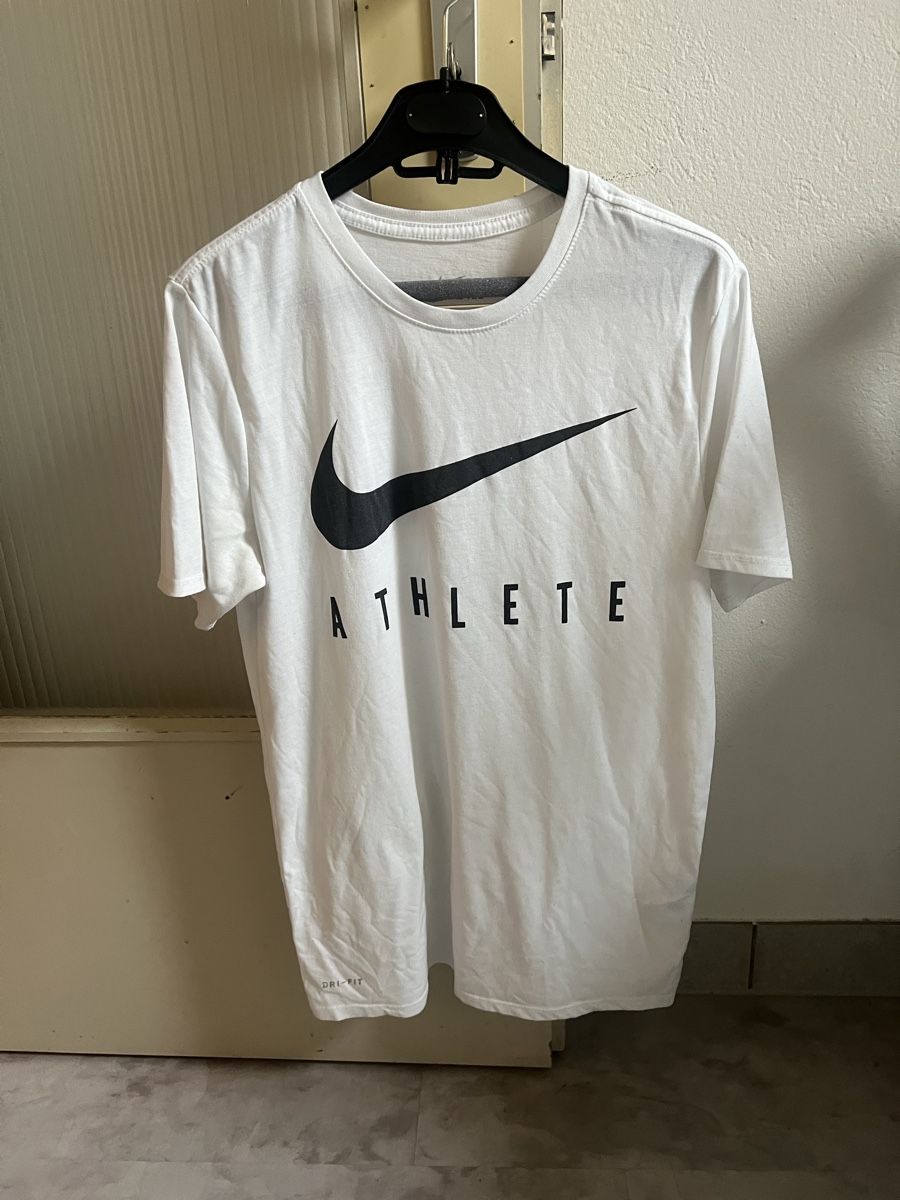 Nike T-shirt: Nike Athlete T-Shirt, Grösse M – Nuovo (secondo la descrizione) da Kirchberg BE venduto da lea_kb6y