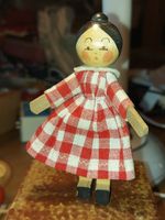 Antike Holzpuppe mit Stoffkleid rot-weiss kariert