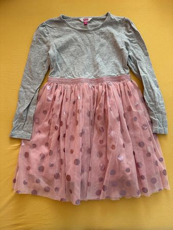 Neuwertig: Schmuckes grau-rosa Kleid mit Punkten, Gr. 134