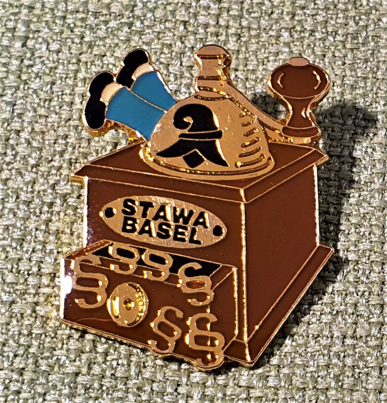 Plaketten & Abzeichen: 101 Stk. Pins - STAWA Basel Staatsanwaltschaft Kaffeemühle – Gebraucht aus Reinach BL von Boston-Verkauf 2