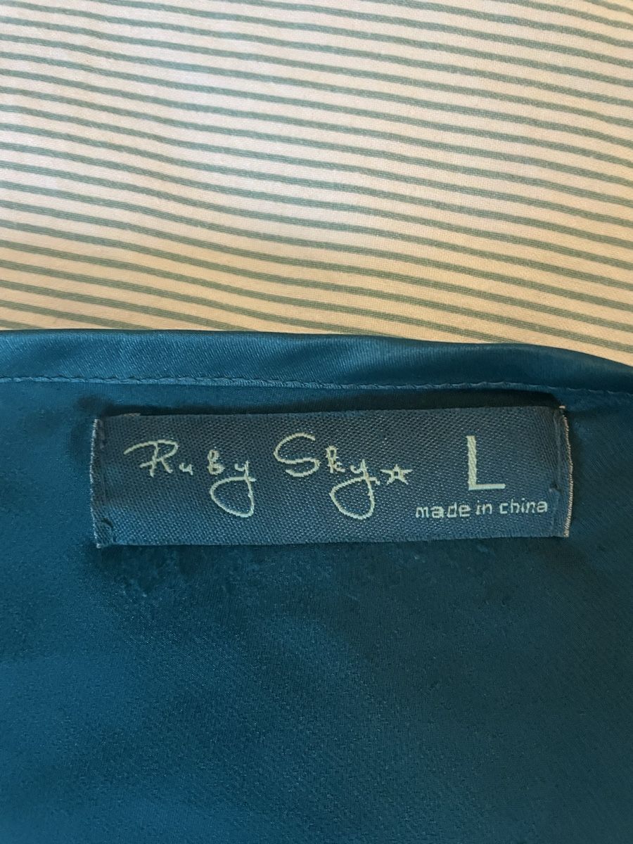 Top: Ruby Sky Emerald Green Silk Top with Lace Trim, Size M/L – Usato da sonvico venduto da Ptequila 2