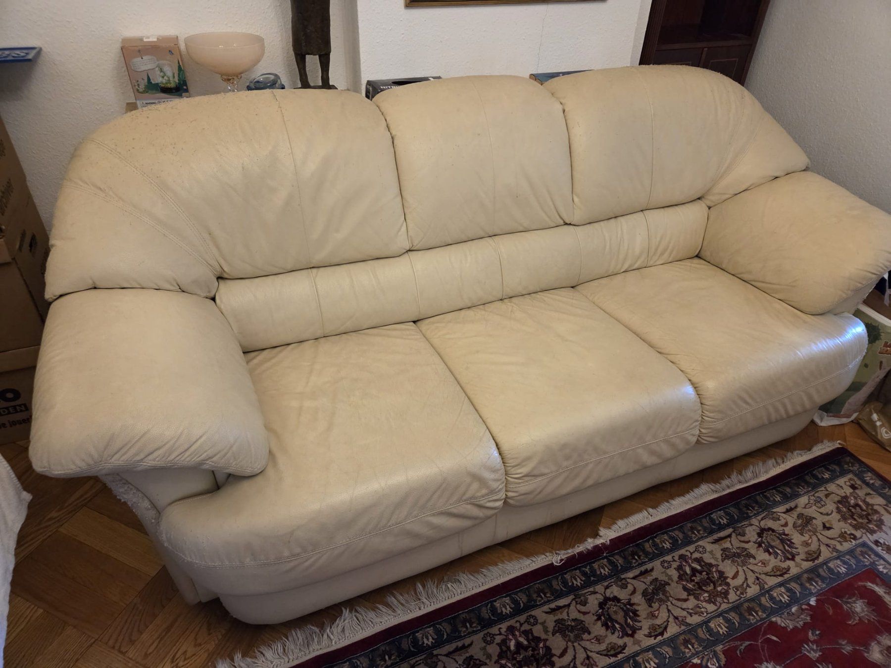 Sofas: Canapé à 3 places à donner – D'occasion à Genève par yan_vh72