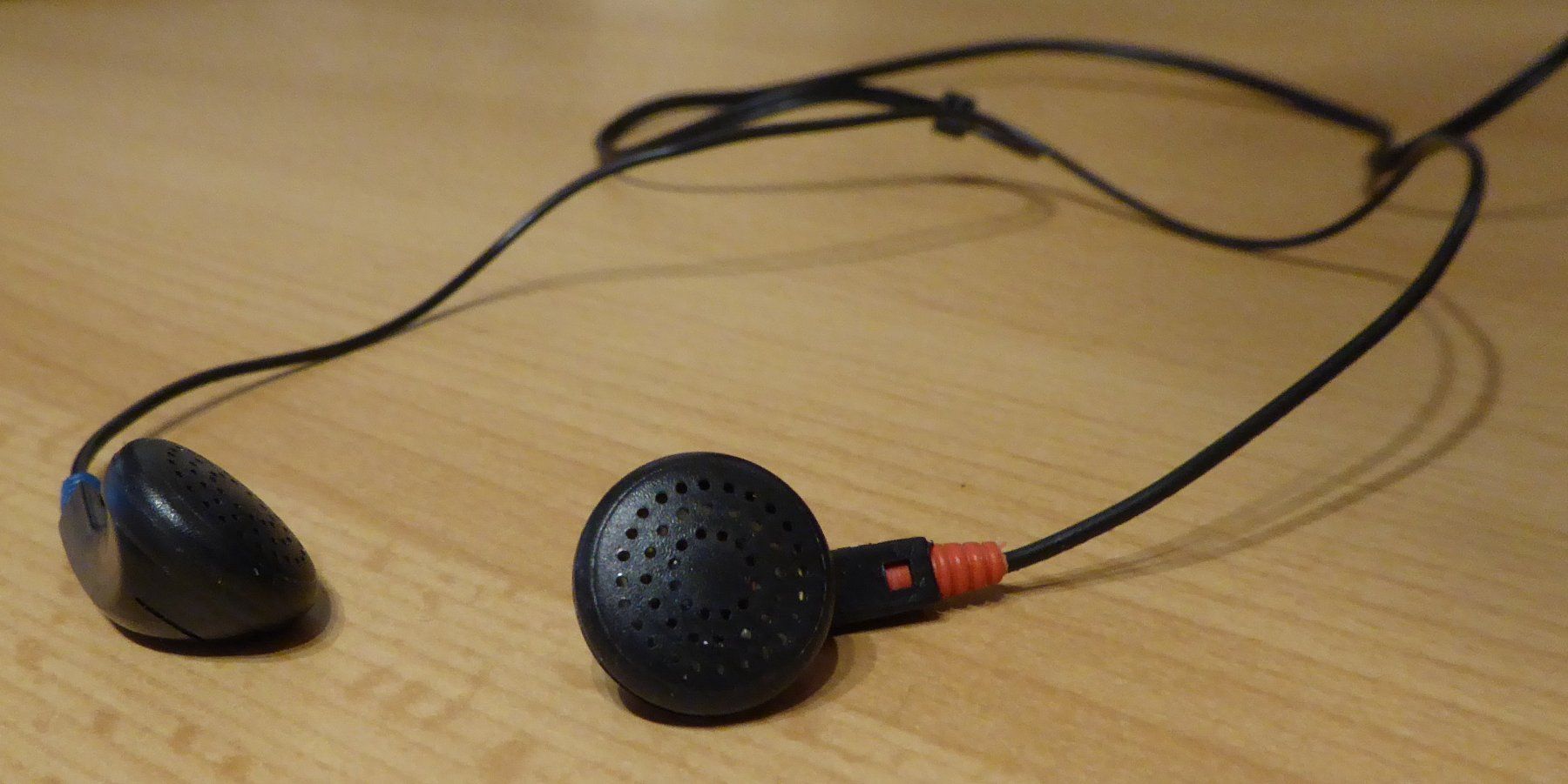 Cuffie: 2 Ohrhörer mir Kabel Länge 95 cm, Klinken Stecker – Nuovo (secondo la descrizione) da Spreitenbach venduto da Turbo_1105 1