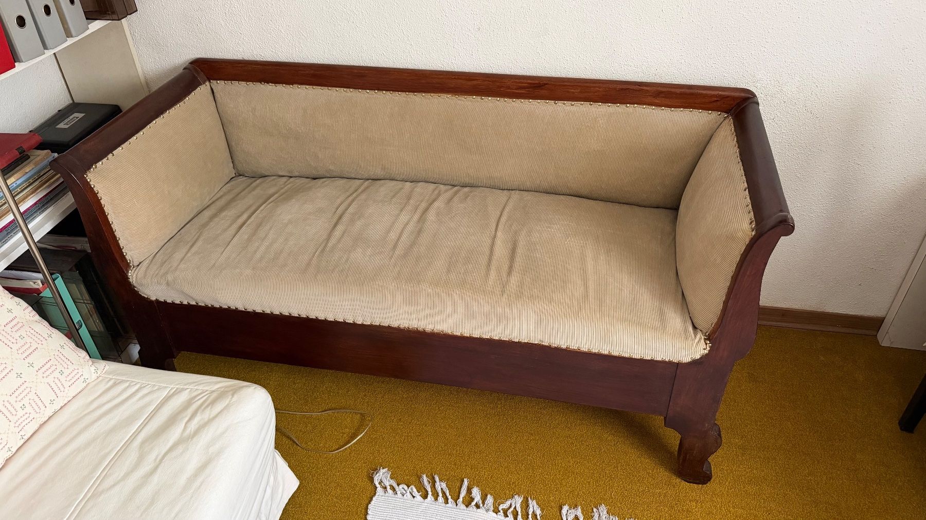 Sofas: Sofa Holz Polster hell gebrauchter Zustand – Gebraucht aus Zürich von totem81