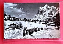 Grindelwald - Skifahrer im Gänsemarsch