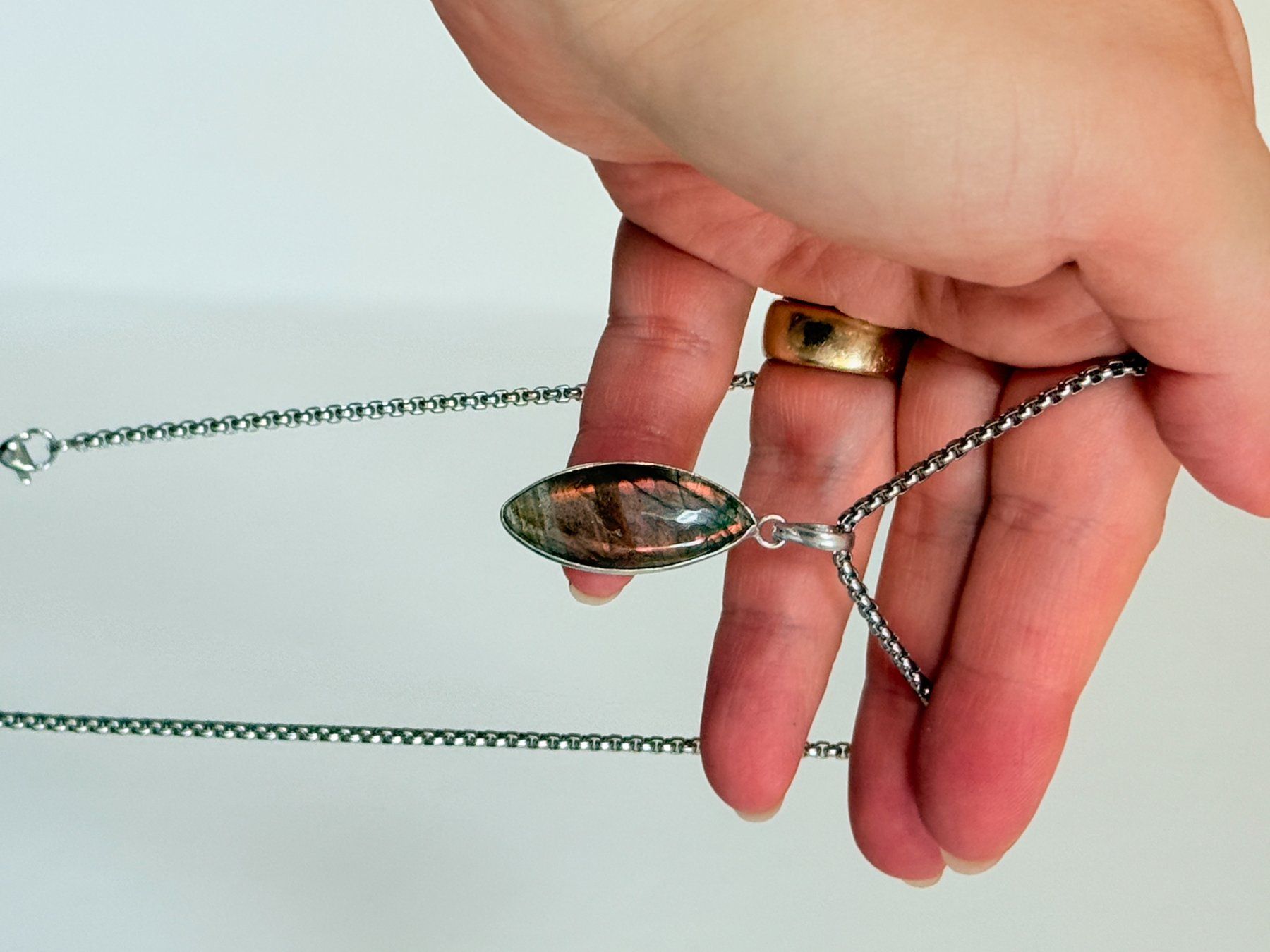 Ketten: Pendentif Labradorite forme marquise – Neu und originalverpackt aus Genève von AWWA 1