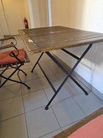 Une table et deux chaises 