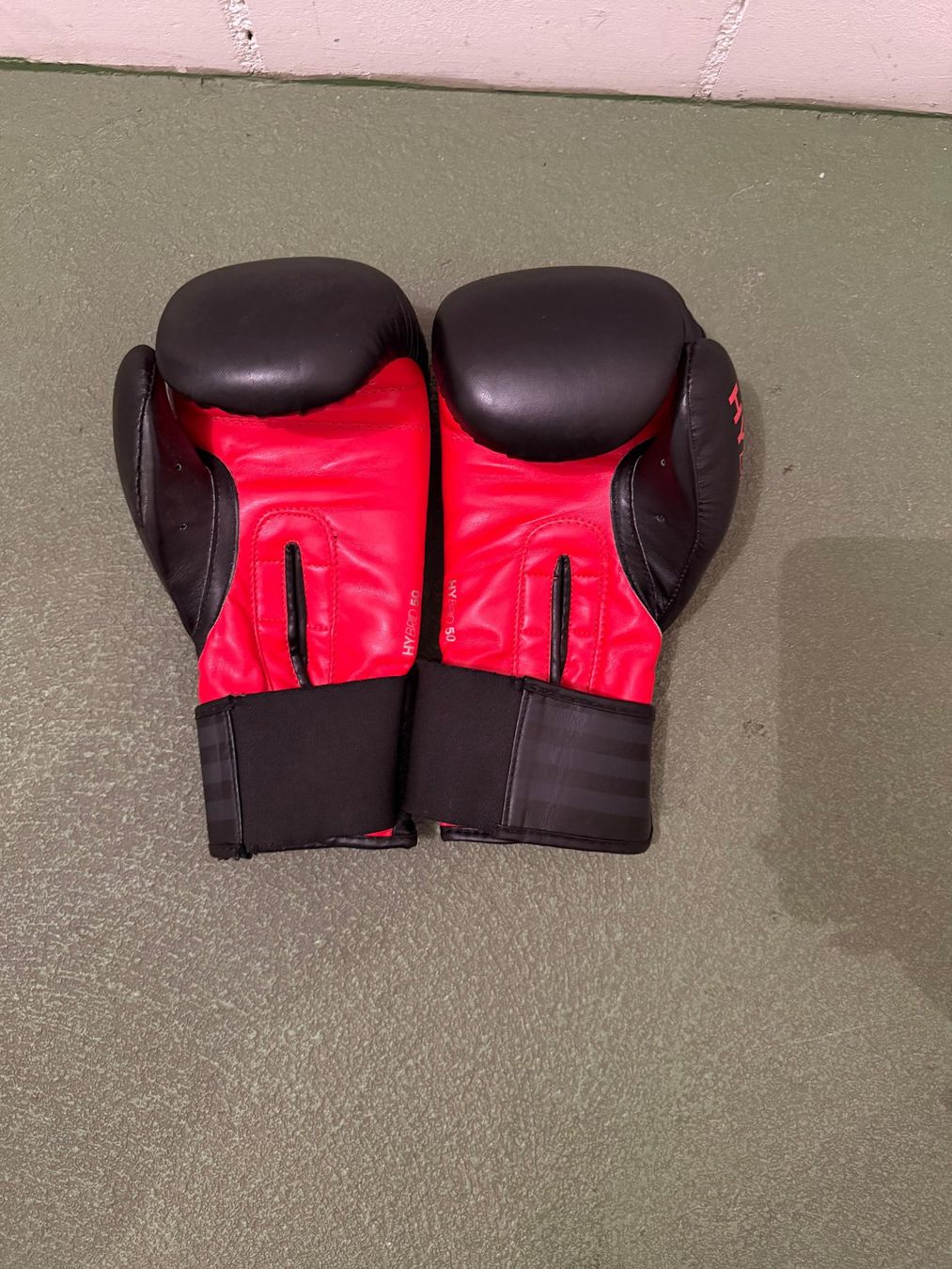 Adidas Altri accessori da uomo: Boxhandschuhe 12oz – Usato da Au ZH venduto da bpu_sp7d