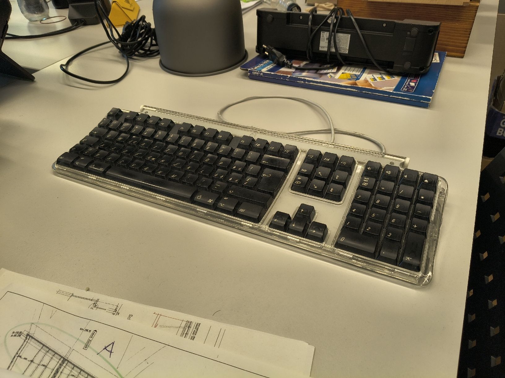 Apple Tastiere: Apple Pro Keyboard M7803 transparent wired used condition – Usato da Zürich venduto da TrainLine 1