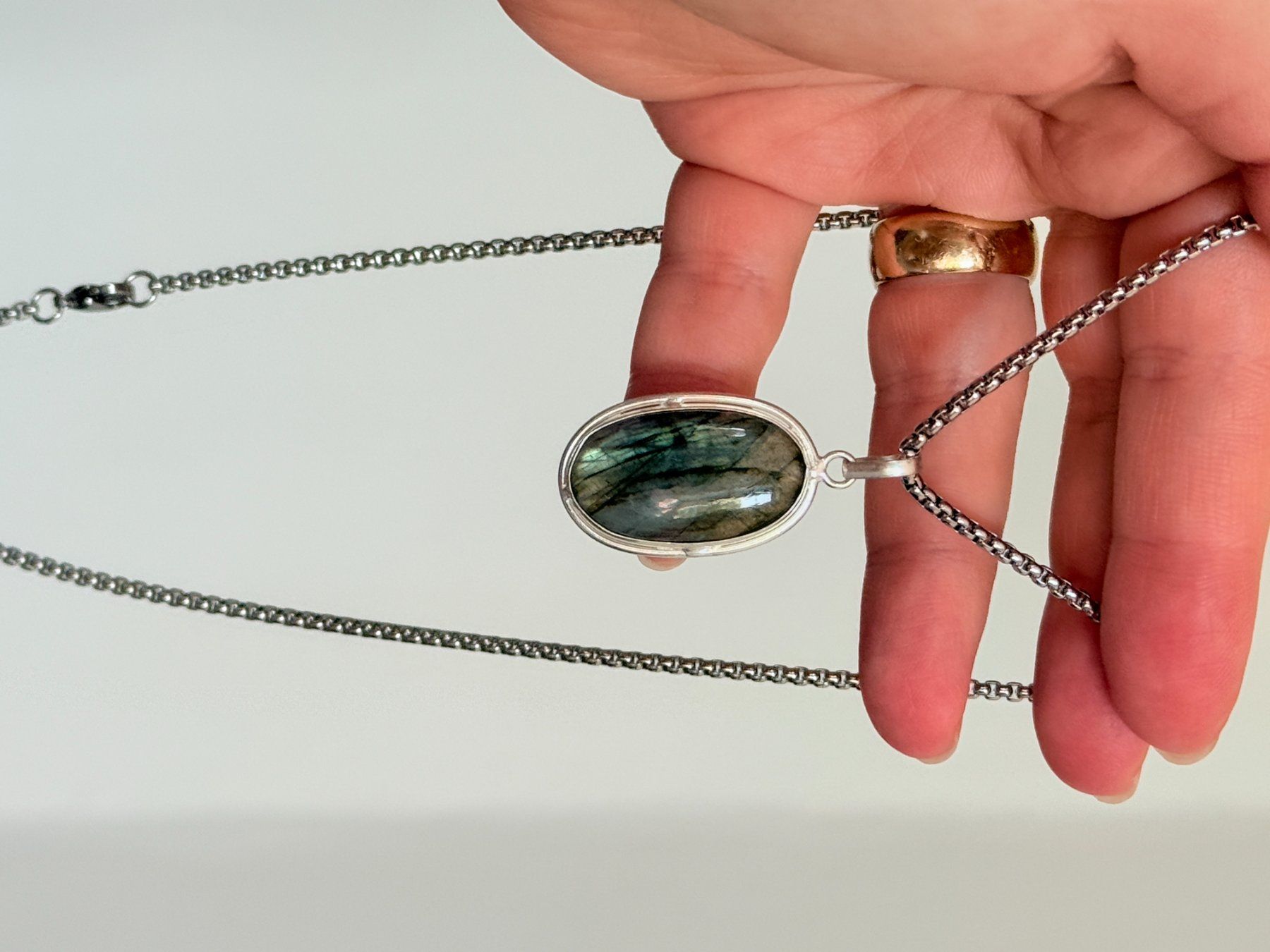 Ketten: Fashionable labradorite necklace – Neu und originalverpackt aus Genève von AGBERG 4