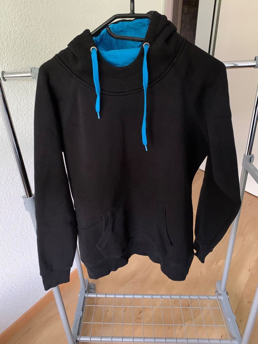 Pulls & Sweat-shirts: Pullover schwarz mit blauer Kapuze – Neuf avec emballage d'origine à Eichberg par Jaasaa96