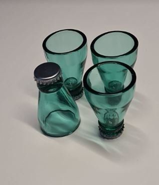Schmalz Set Da Liquore: 4 Bicchierini In Acciaio Inox Con Custodia In Pelle Porta Cintura - Perfetto Per Feste, Escursioni E Regali Originali (capacità 30ml)