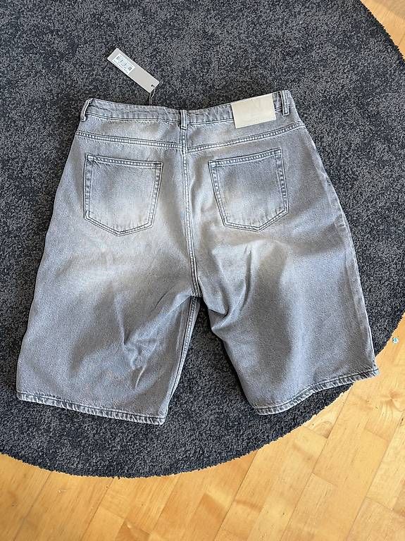 Pantaloni: Peso Shorts – Usato da Roggwil TG venduto da Genius99 1