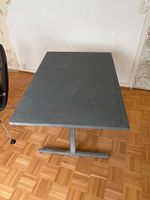 Tisch aus Metall für aussen