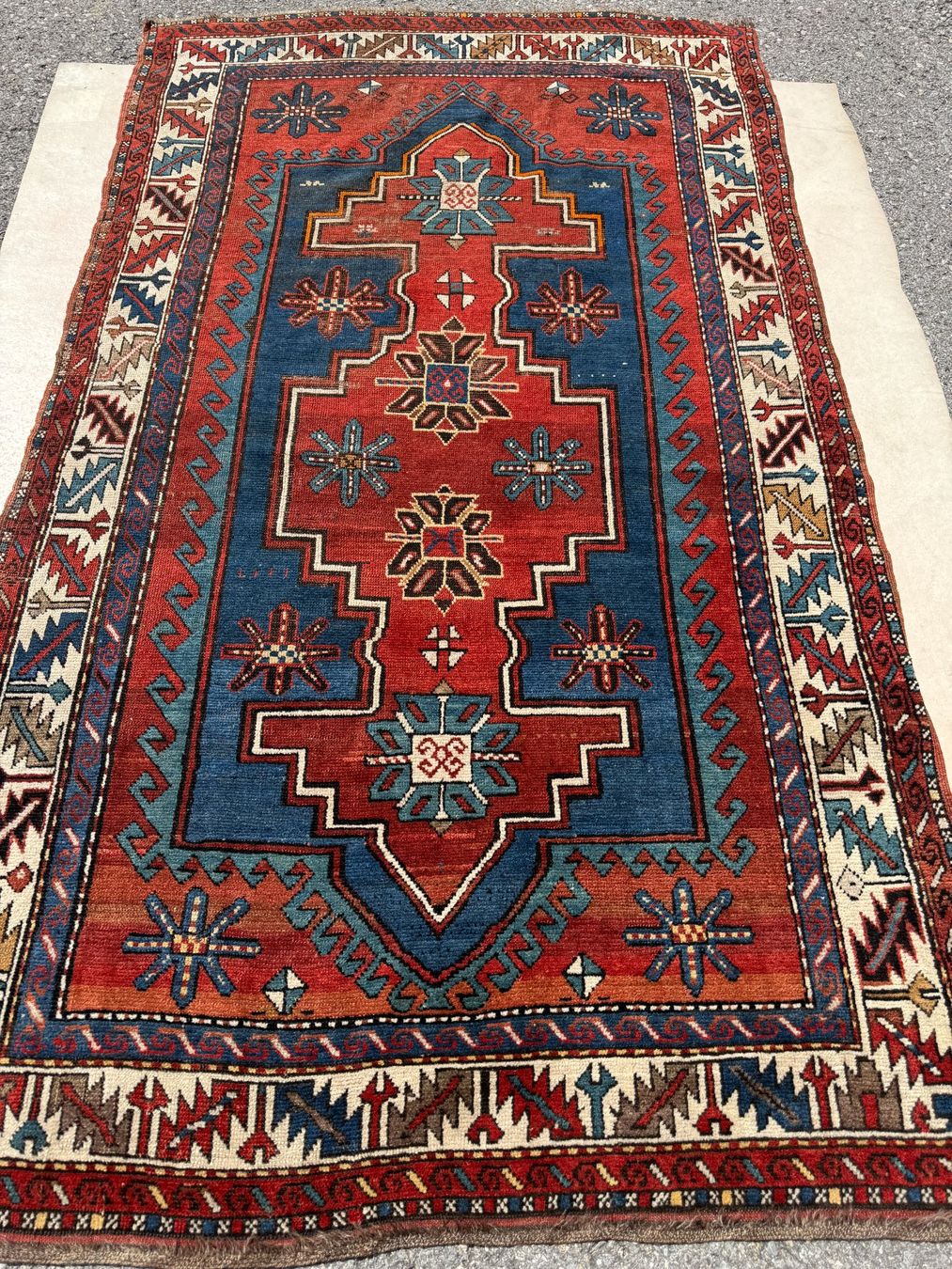 Teppiche: Kasak mit archaischem Design Teppich 236x140cm sauber – Gebraucht aus Vacallo von cri_229f 4