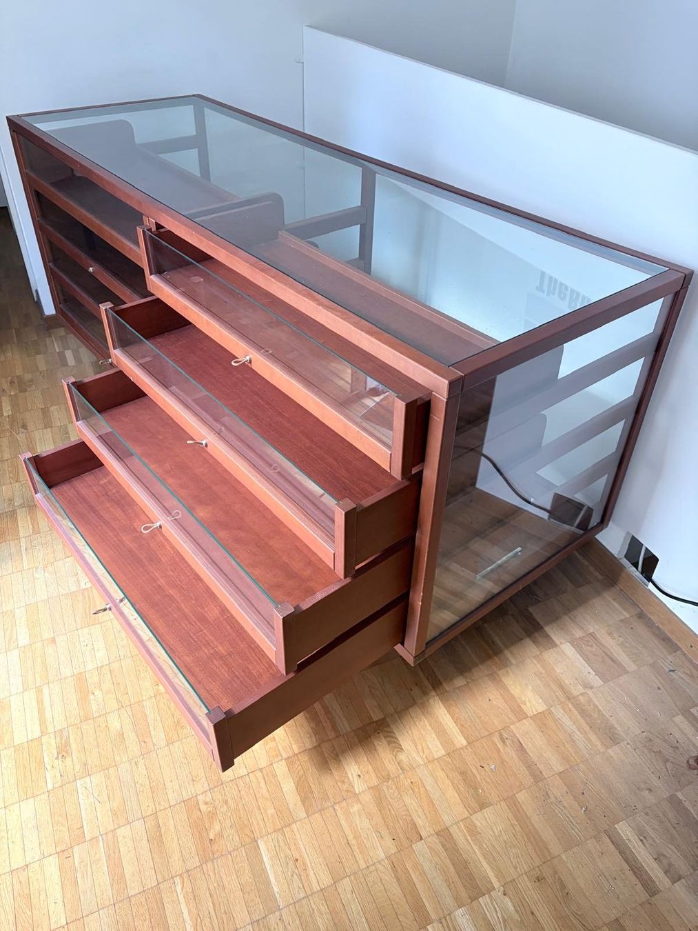 Vetrine: Vintage Vitrine / Sideboard mit Glasplatte und Schubladen – Usato da St. Gallen venduto da RyTriNad 1