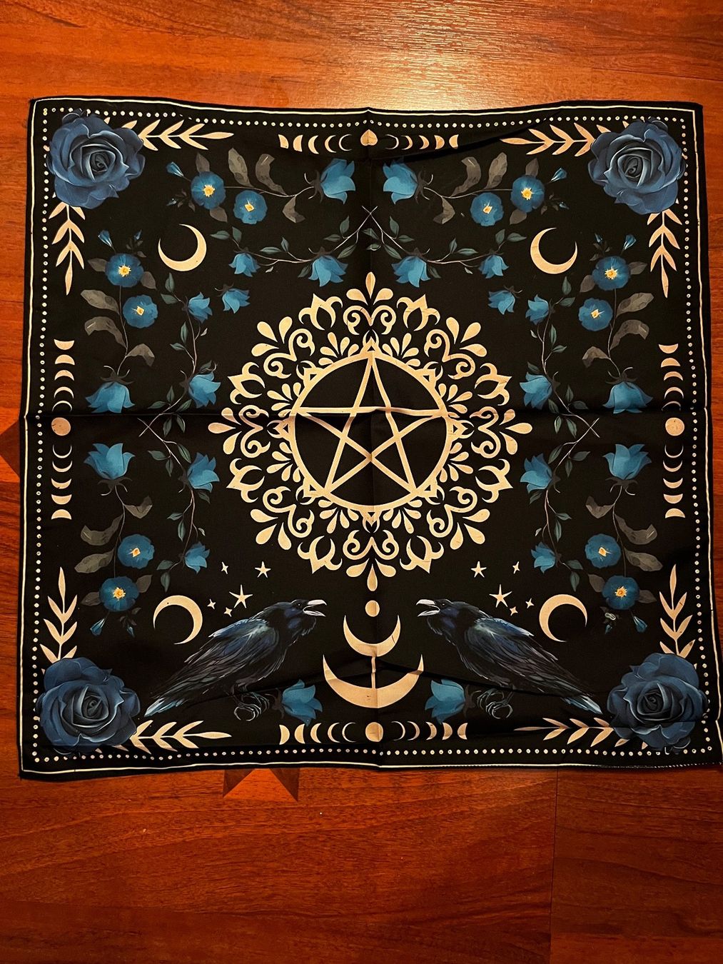 Tutte le decorazioni: Altartuch mit Raben und Pentagramm – Nuovo e nell'imballaggio originale da Gams venduto da Mariawicca