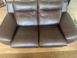2 Echtleder-Sofa braun - mit elektrisch ausfahrbarem Sitz