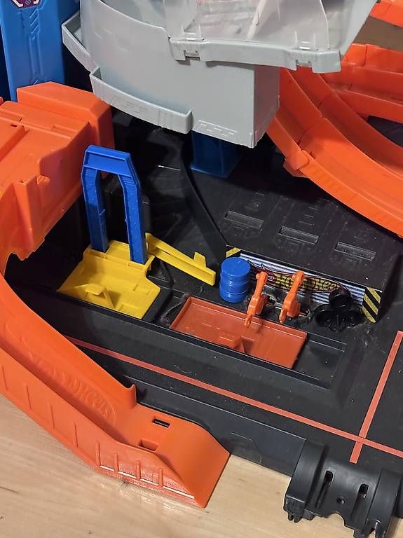 Jouets: Garage + circuit Hot Wheels – D'occasion à Troinex par Steph_muller 2