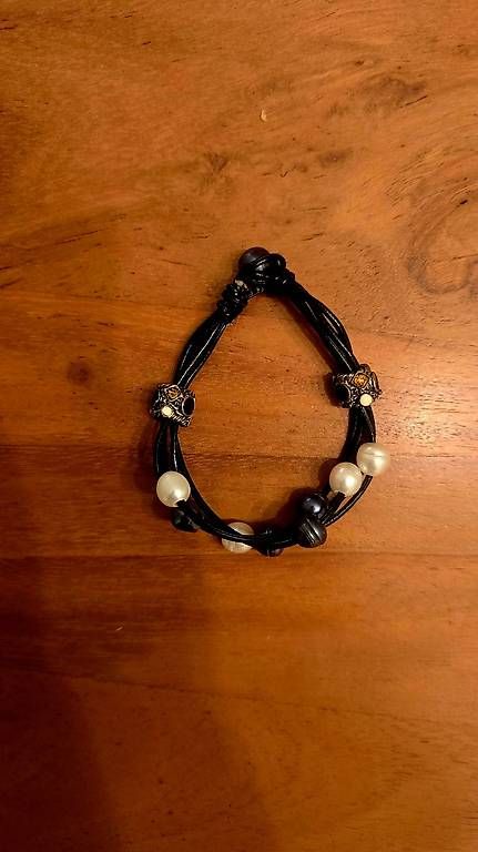 Bracelets: Bracelet noir avec perles blanches et bleues  – D'occasion à Cheseaux-Lausanne par Ana_Gandarinho