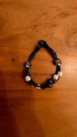 Bracelet noir avec perles blanches et bleues 