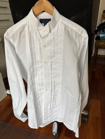 Chemise blanche à plis tissés et à col cassé