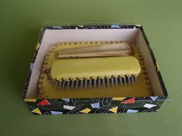 neues gelbes Vintage Wandset mit Nieten Schuhlöffel & Bürste