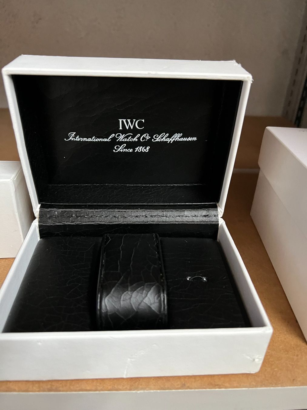 IWC Orologi: IWC Schachtel und 2 Überkarton – Usato da Weinfelden venduto da blaukreuz_brocki_TG 1