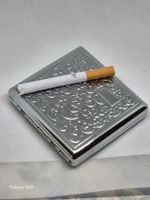 Neues Zigarettenetui aus silberfarbenem Metall mit Blumenmot