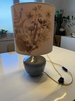 Lampe vintage avec abat-jour floral avec signature!