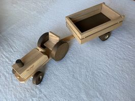 Holztraktor Tok-Spielzeug Swiss Made mit Anhänger