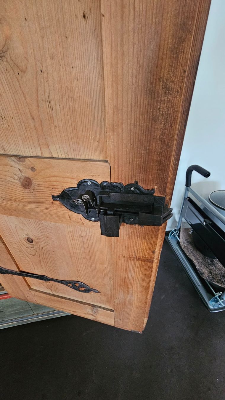 Schränke: Bemalten Bauernschrank – Gebraucht aus Diessenhofen von Osio 4
