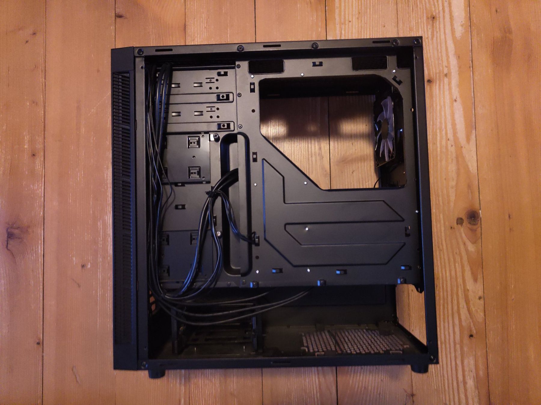Sharkoon Custodie: Sharkoon PC Case Gehäuse – Usato da Bäretswil venduto da jos_qk78 2