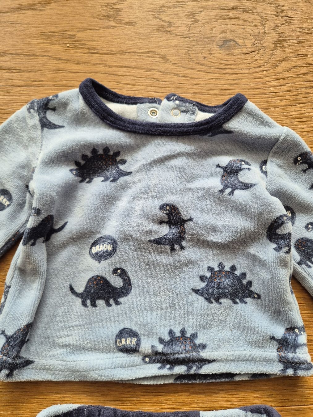Lotti & Set di vestiti: 2 Baby-Fleece-Trainer Dino hellblau – Usato da Kollbrunn venduto da guernsey11 4