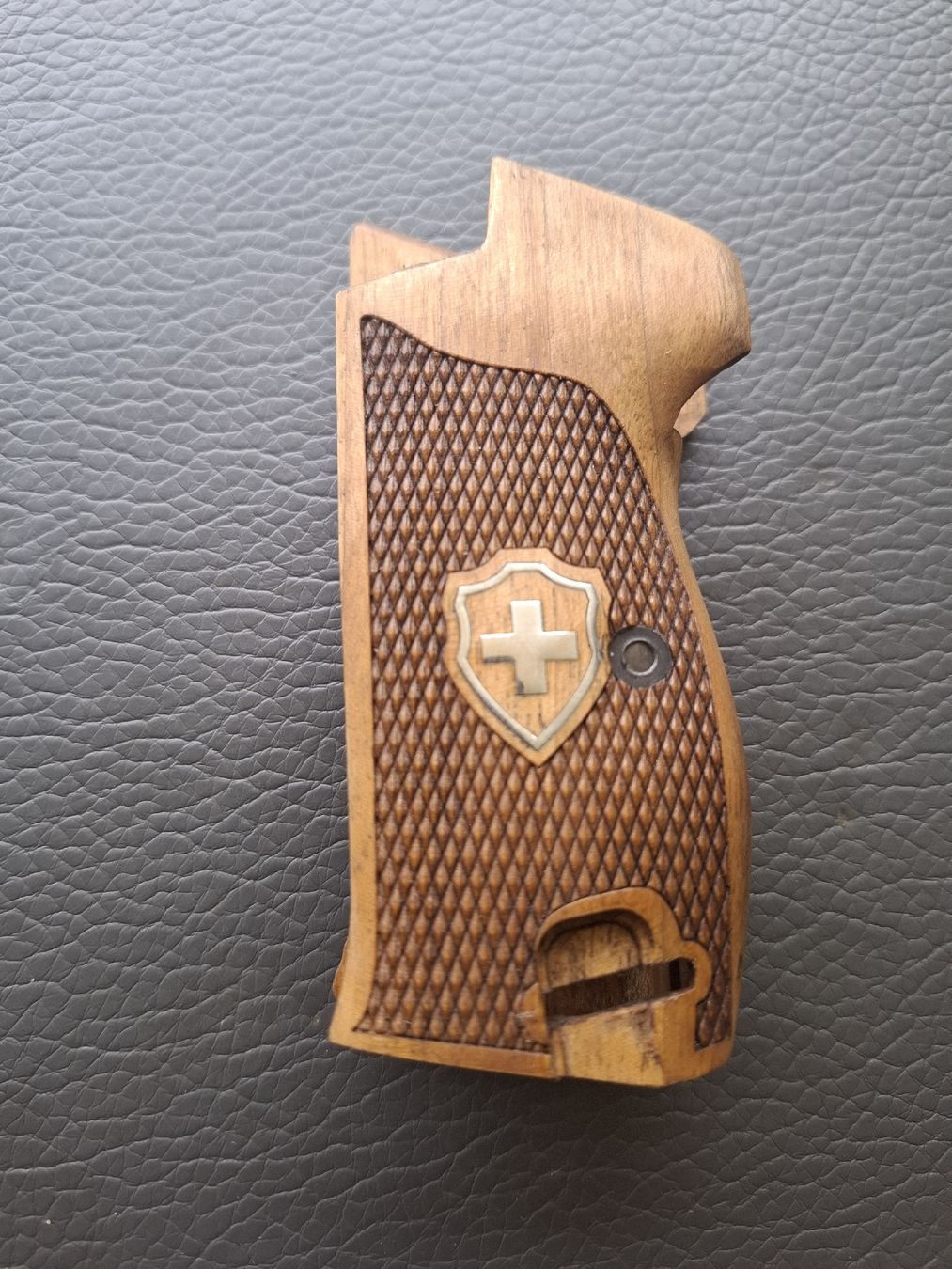 Holzartikel: Gebrauchte Nussbaum Griffschalen für Sig P210  – Gebraucht aus Rothrist von griffe