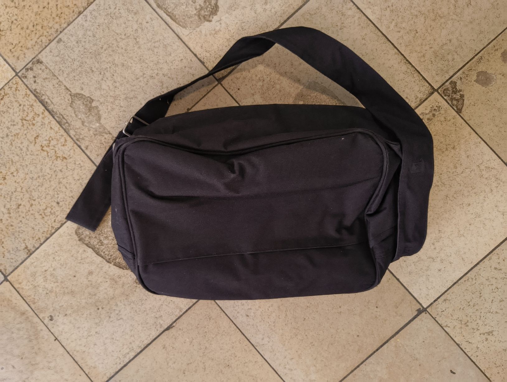 Borse & Zaini: Schwarze Wickeltasche, fast neu – Nuovo (secondo la descrizione) da Basel venduto da Andriinnn 3