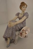Schöne Dekofigur Dame mit Hut sitzend Vintage Figur